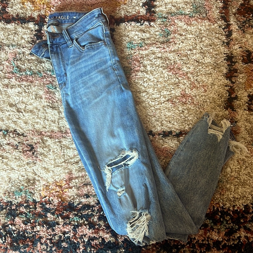 American Eagle light wash distressed skinny jean, size 2 Regular